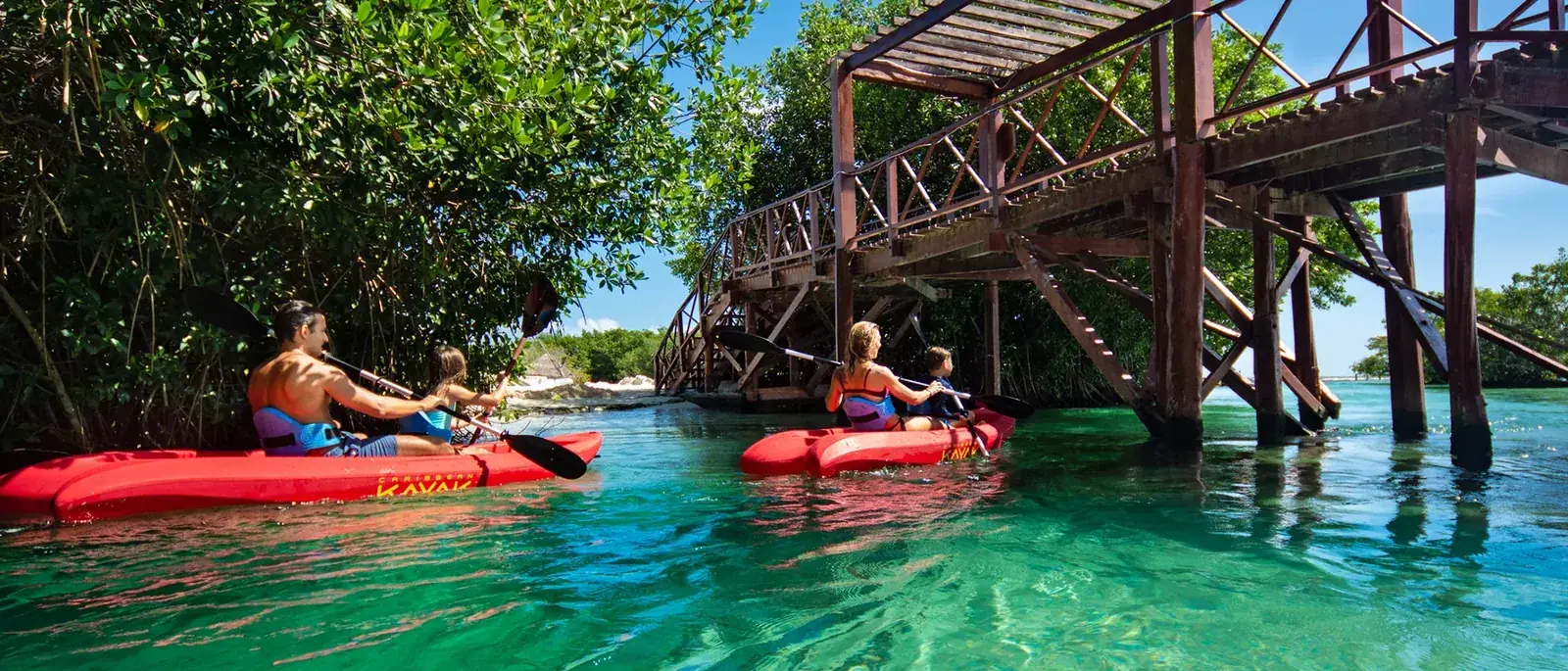 Kayaks sobre uno de los ríos de agua dulce del parque