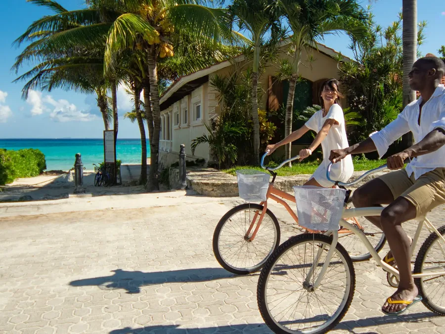 Bicicletas en los andadores de la propiedad