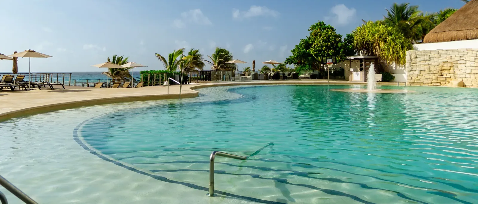 Alberca del resort junto a la playa