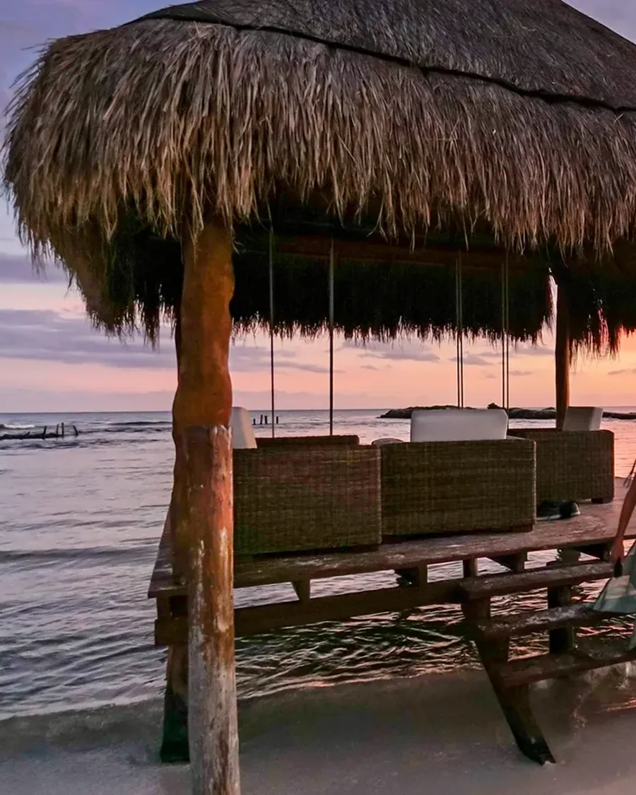 Palapa frente al mar al atardecer, Hacienda Tres Ríos