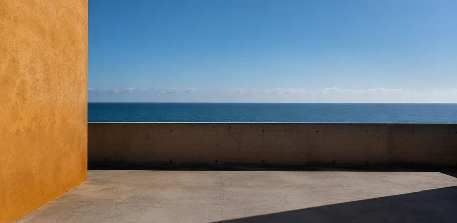 Terraza de concreto sobre el mar, con el horizonte a nivel